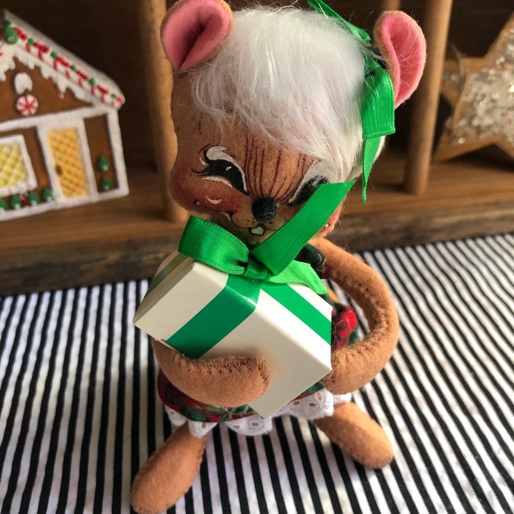 Vintage Annalee Mouse Doll w/Present 6”